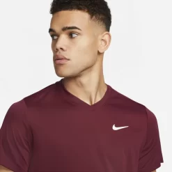T-Shirt Nike Court Dri-FIT Victory Bordeaux 6 T-Shirt Nike Court Dri-FIT Victory Bordeaux -Tennis Soldes Magasin t shirt nike court dri fit victory bordeaux 2